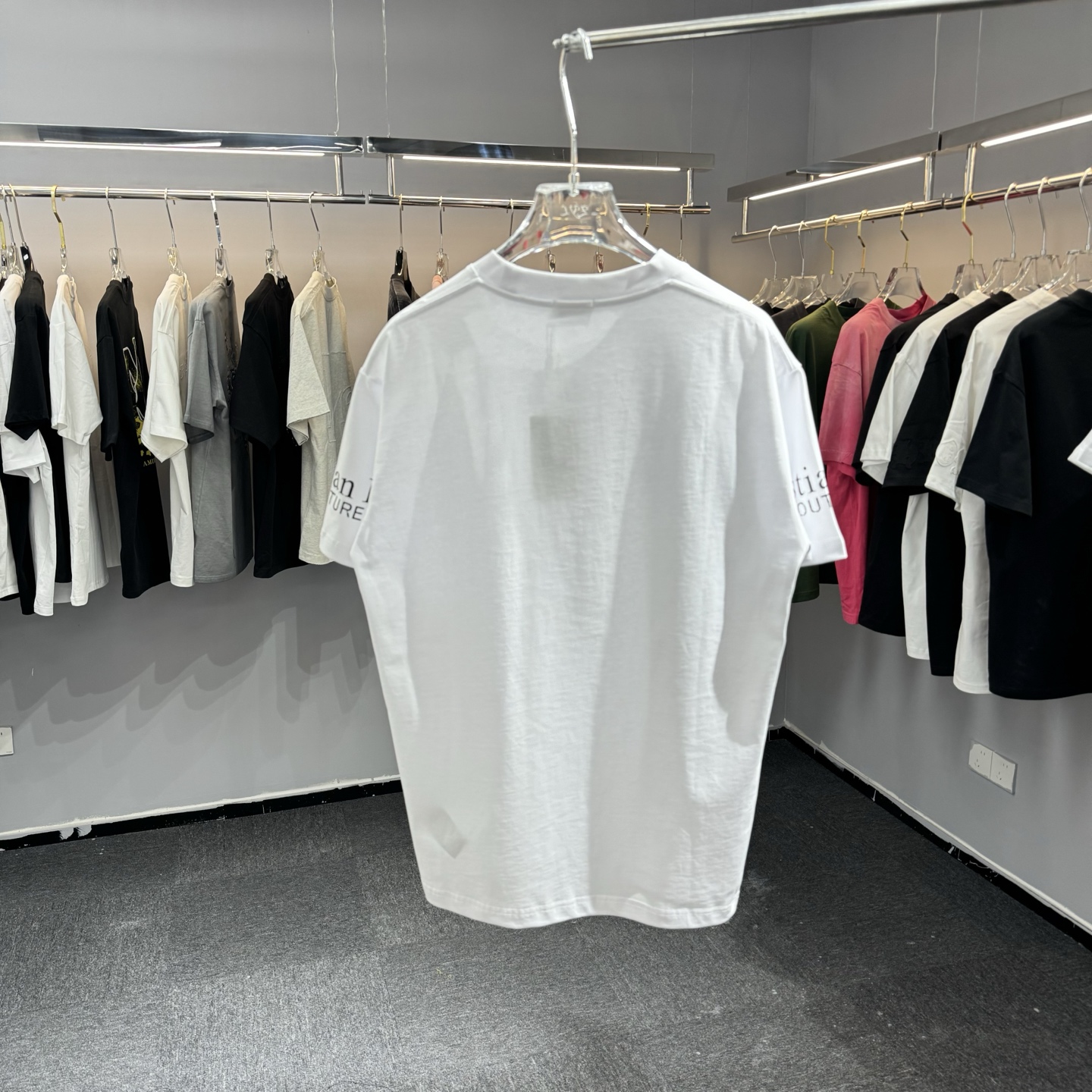 Dior 26ss Dior迪奥 早春新款圆领短袖 采用270克纯棉面料 胸前CD绣花 两边袖子印花