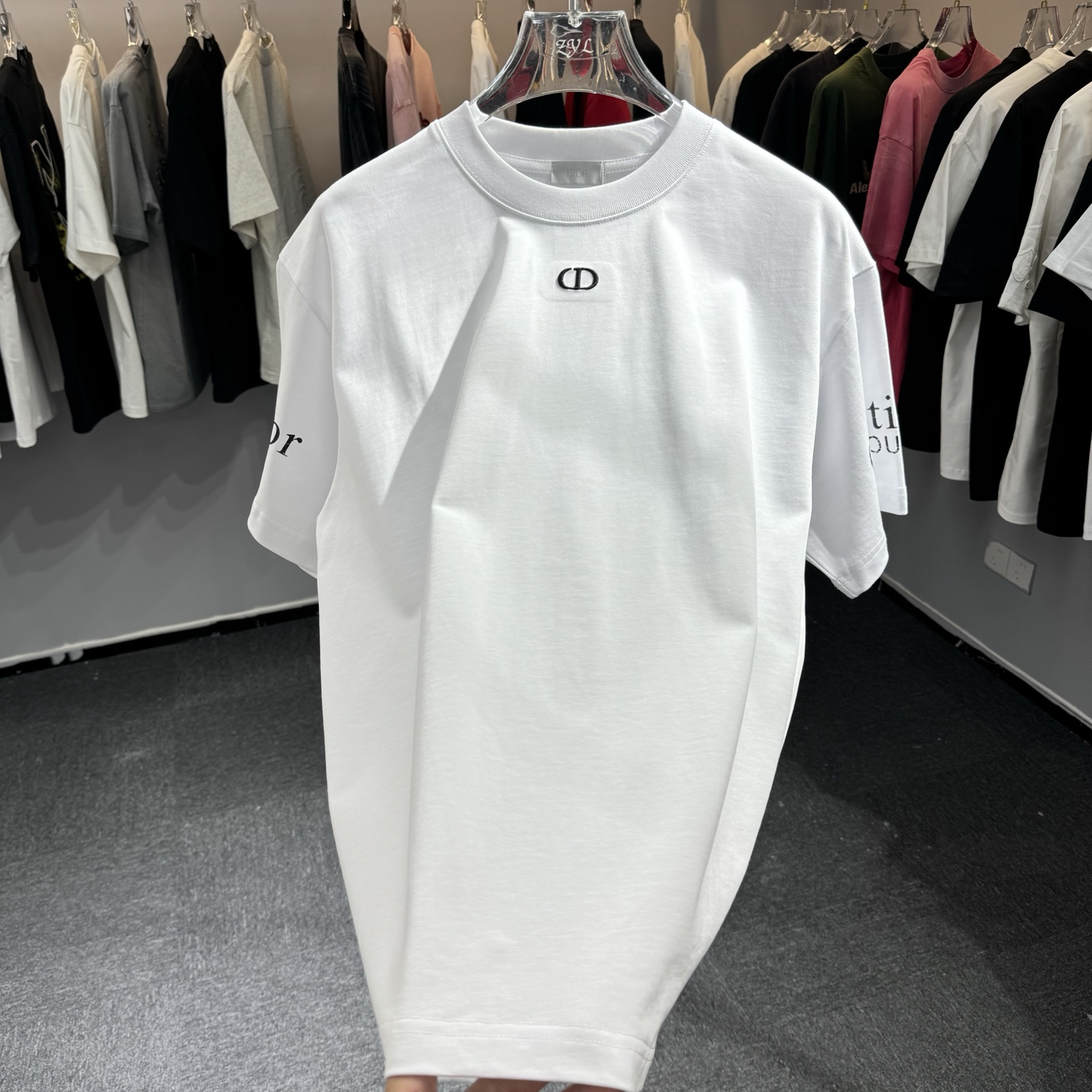 Dior 26ss Dior迪奥 早春新款圆领短袖 采用270克纯棉面料 胸前CD绣花 两边袖子印花