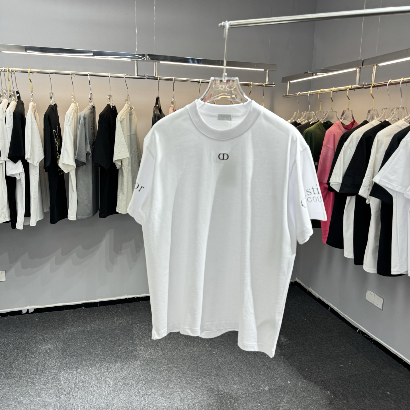 Dior 26ss Dior迪奥 早春新款圆领短袖 采用270克纯棉面料 胸前CD绣花 两边袖子印花
