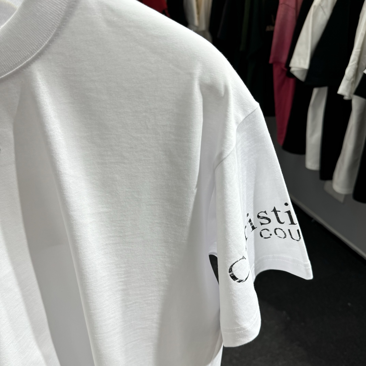 Dior 26ss Dior迪奥 早春新款圆领短袖 采用270克纯棉面料 胸前CD绣花 两边袖子印花