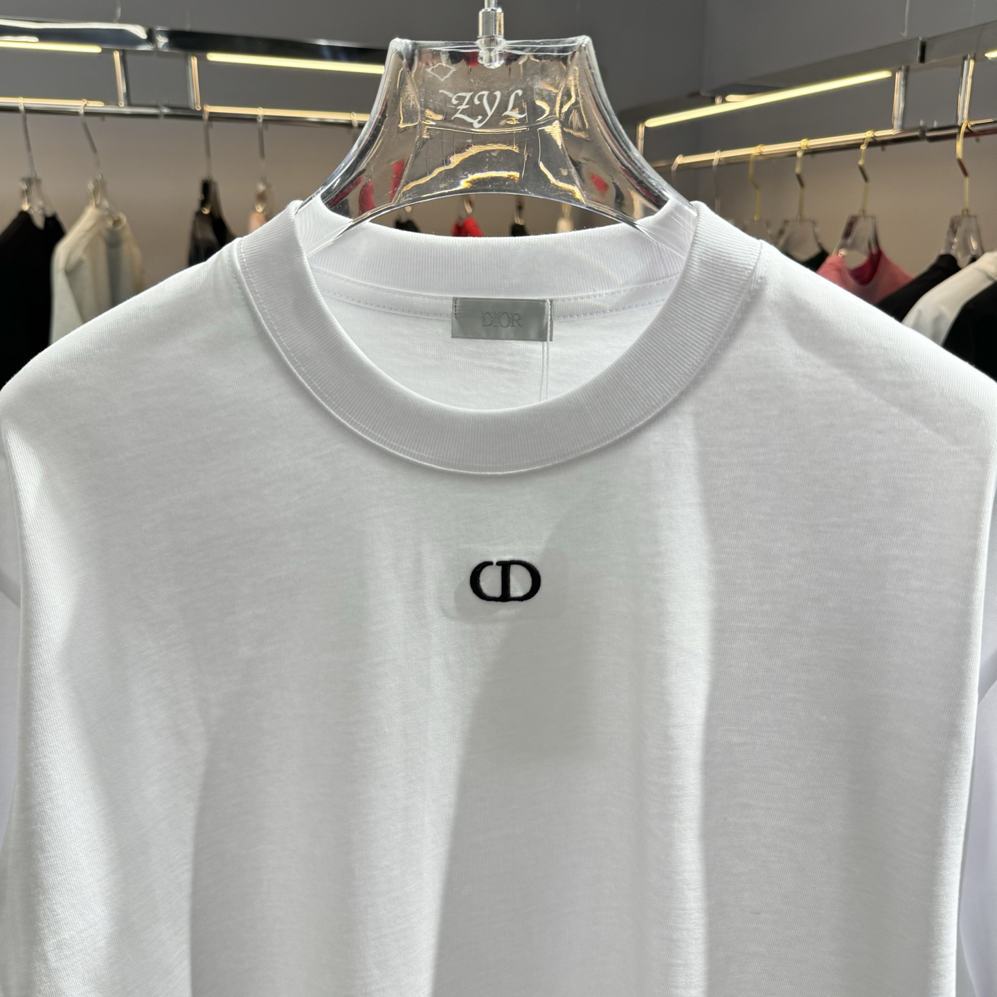 Dior 26ss Dior迪奥 早春新款圆领短袖 采用270克纯棉面料 胸前CD绣花 两边袖子印花