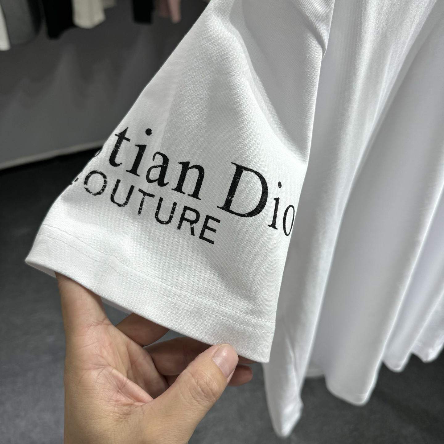 Dior 26ss Dior迪奥 早春新款圆领短袖 采用270克纯棉面料 胸前CD绣花 两边袖子印花