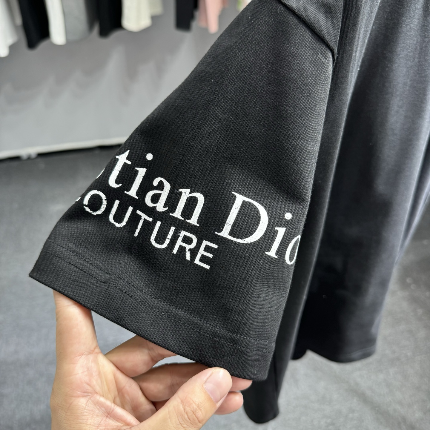 Dior 26ss Dior迪奥 早春新款圆领短袖 采用270克纯棉面料 胸前CD绣花 两边袖子印花