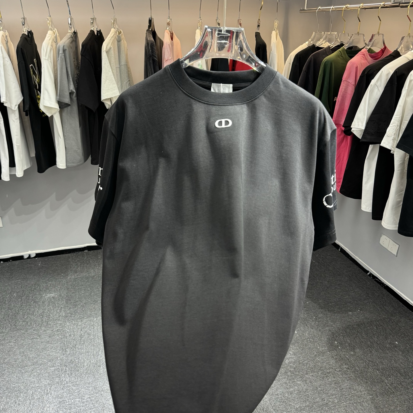 Dior 26ss Dior迪奥 早春新款圆领短袖 采用270克纯棉面料 胸前CD绣花 两边袖子印花