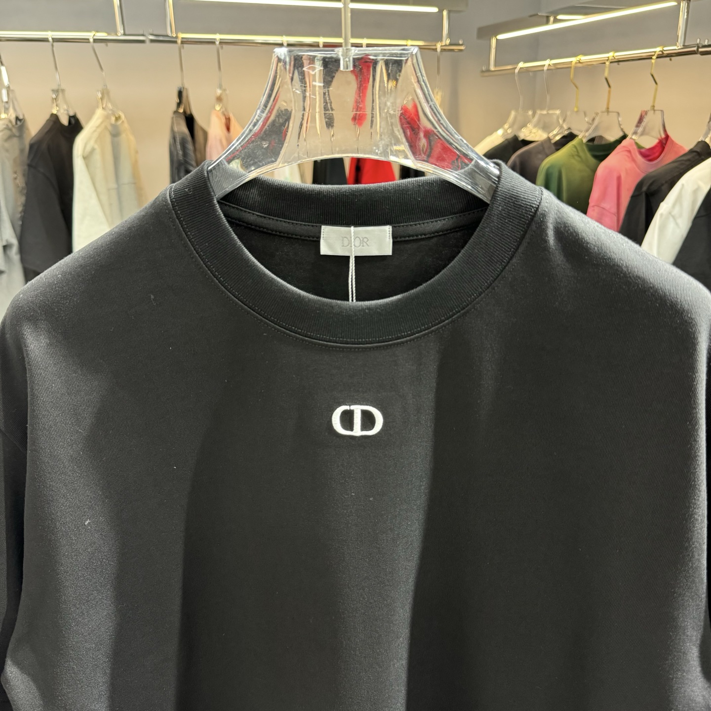 Dior 26ss Dior迪奥 早春新款圆领短袖 采用270克纯棉面料 胸前CD绣花 两边袖子印花
