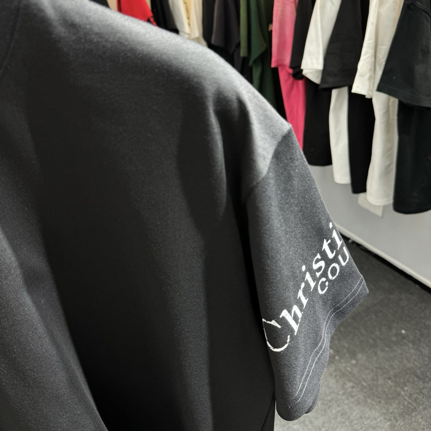 Dior 26ss Dior迪奥 早春新款圆领短袖 采用270克纯棉面料 胸前CD绣花 两边袖子印花