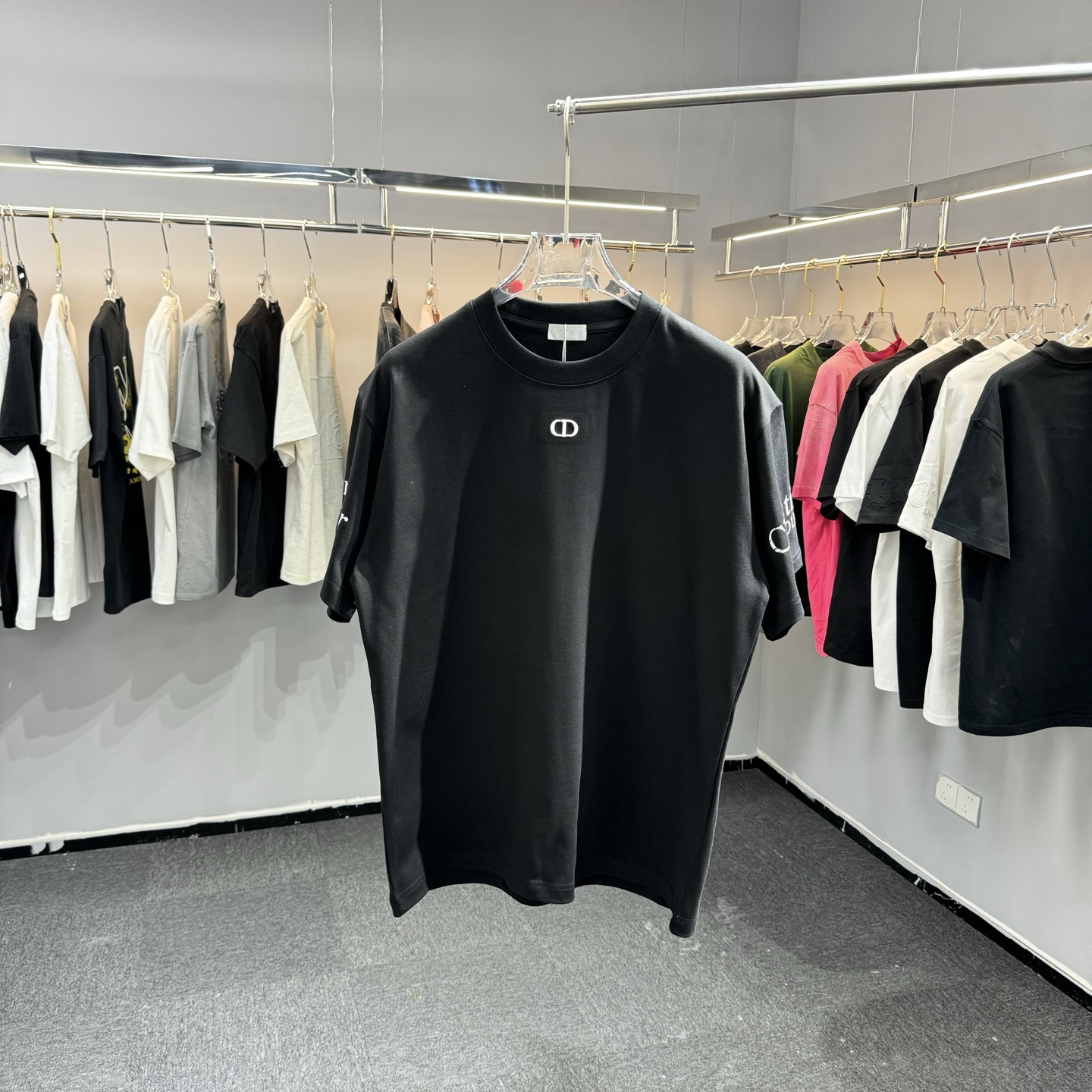 Dior 26ss Dior迪奥 早春新款圆领短袖 采用270克纯棉面料 胸前CD绣花 两边袖子印花