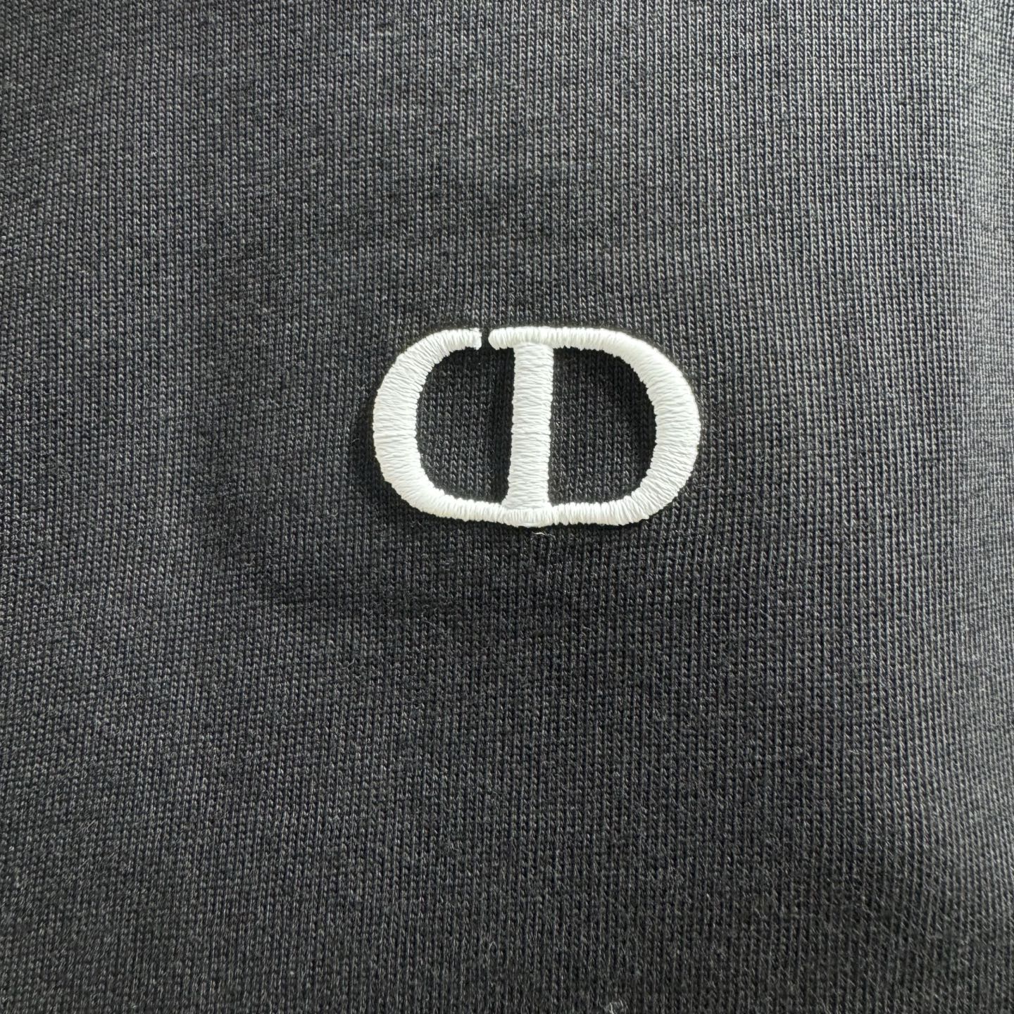 Dior 26ss Dior迪奥 早春新款圆领短袖 采用270克纯棉面料 胸前CD绣花 两边袖子印花