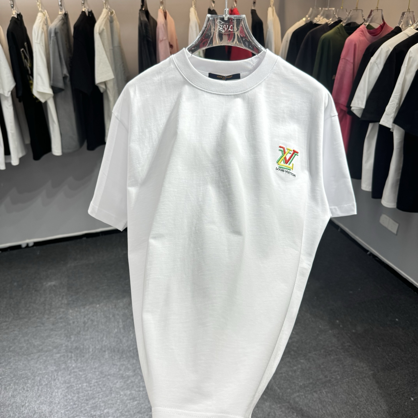 Louis Vuitton 26ss LV驴家 早春新款圆领短袖 采用270克纯棉面料 彩色锁链绣花工艺