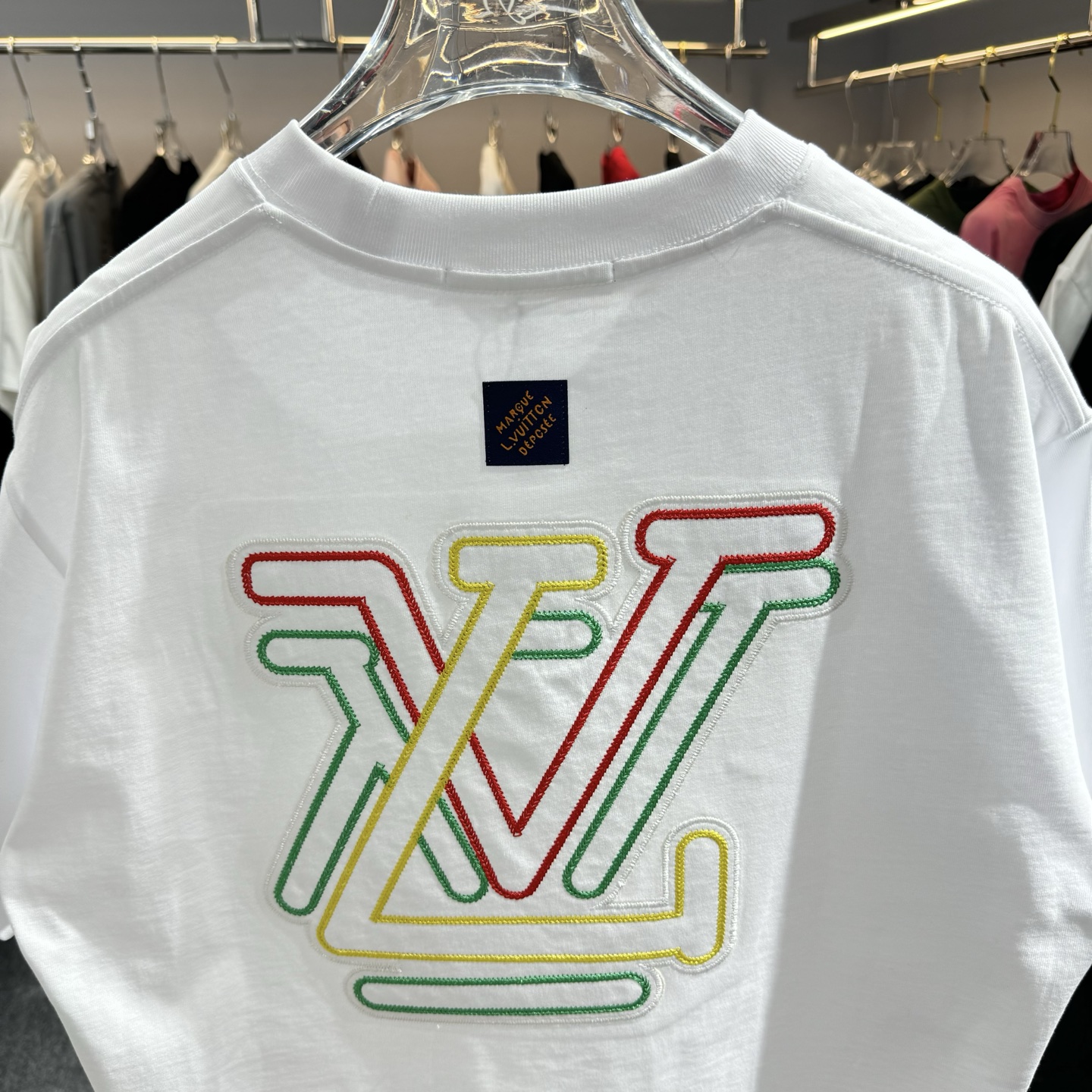 Louis Vuitton 26ss LV驴家 早春新款圆领短袖 采用270克纯棉面料 彩色锁链绣花工艺