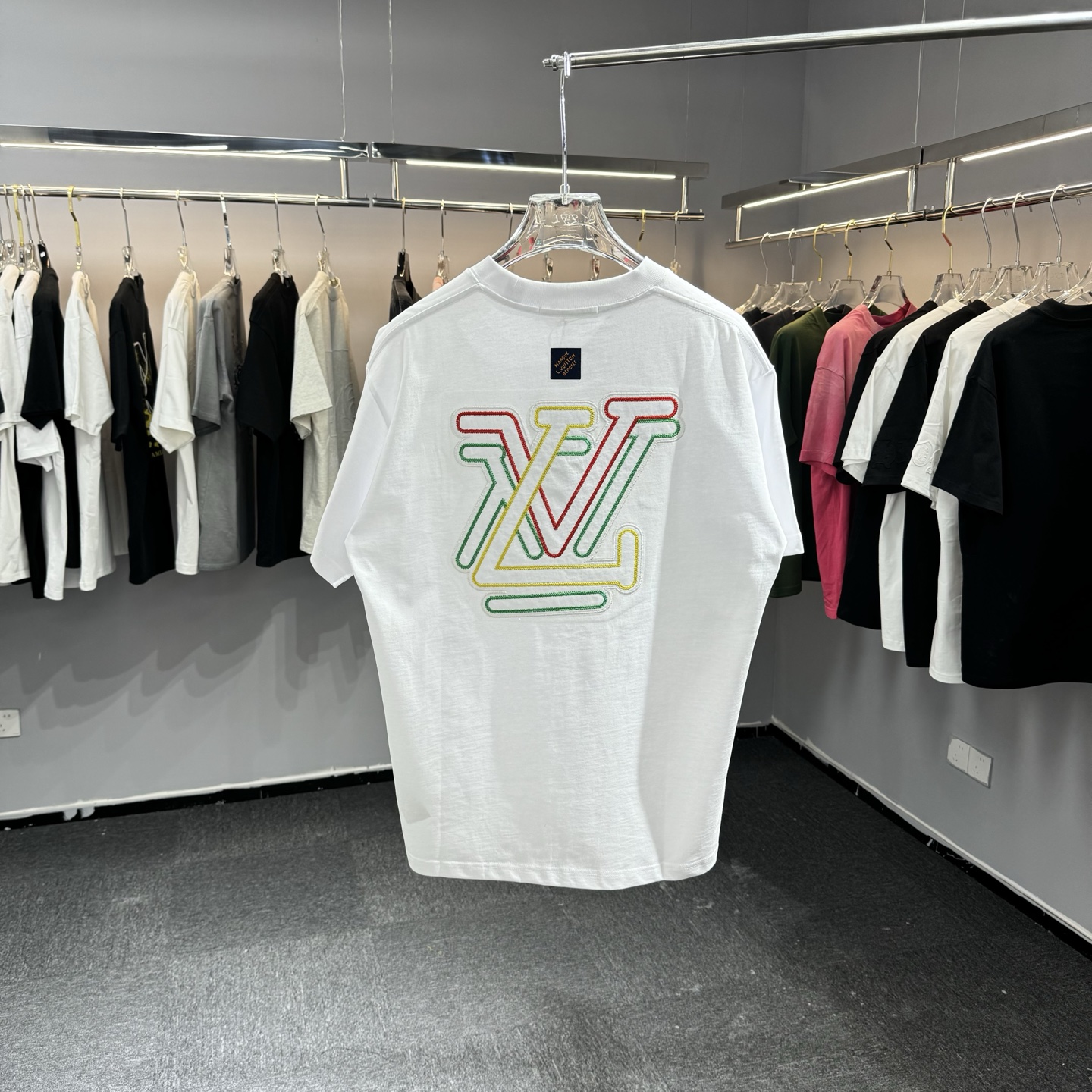 Louis Vuitton 26ss LV驴家 早春新款圆领短袖 采用270克纯棉面料 彩色锁链绣花工艺