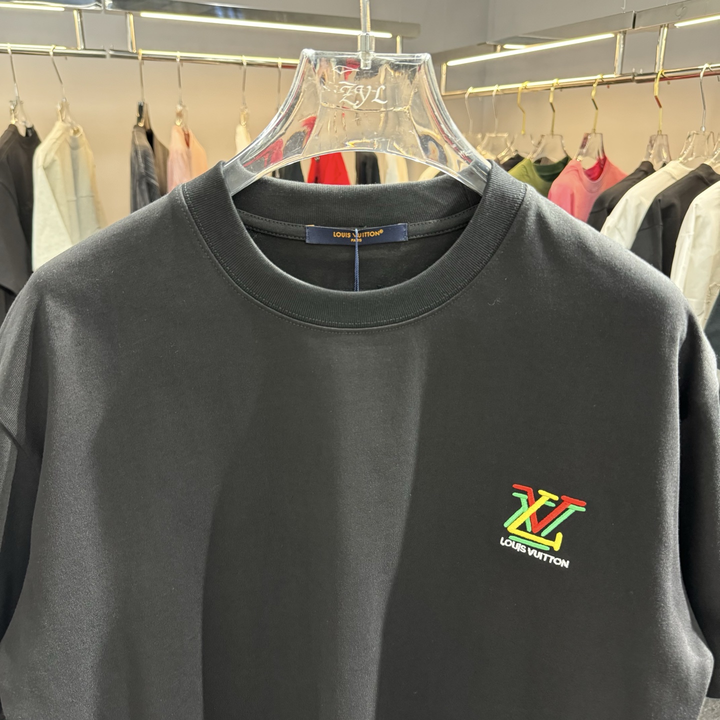 Louis Vuitton 26ss LV驴家 早春新款圆领短袖 采用270克纯棉面料 彩色锁链绣花工艺