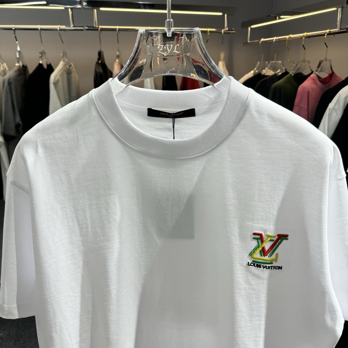 Louis Vuitton 26ss LV驴家 早春新款圆领短袖 采用270克纯棉面料 彩色锁链绣花工艺