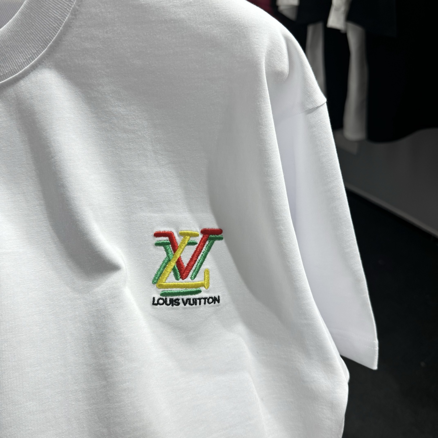 Louis Vuitton 26ss LV驴家 早春新款圆领短袖 采用270克纯棉面料 彩色锁链绣花工艺