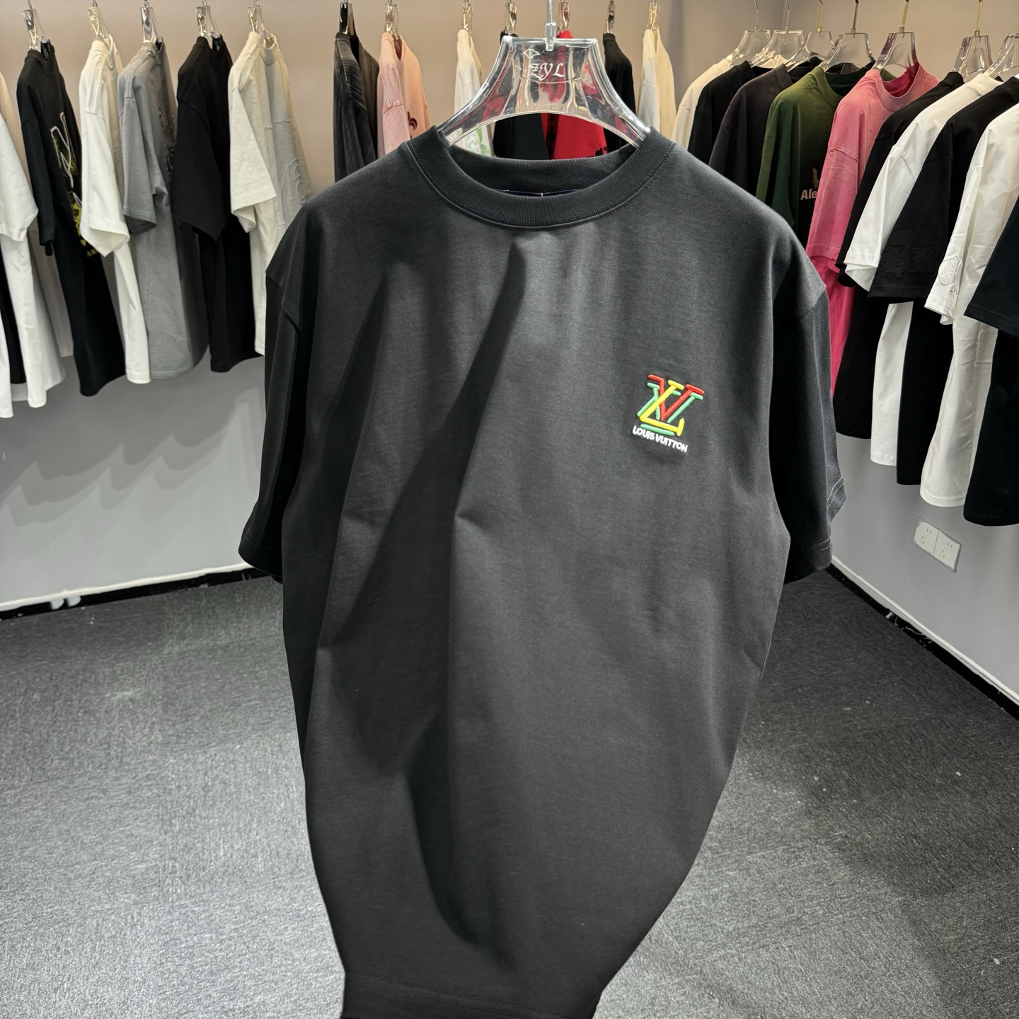 Louis Vuitton 26ss LV驴家 早春新款圆领短袖 采用270克纯棉面料 彩色锁链绣花工艺