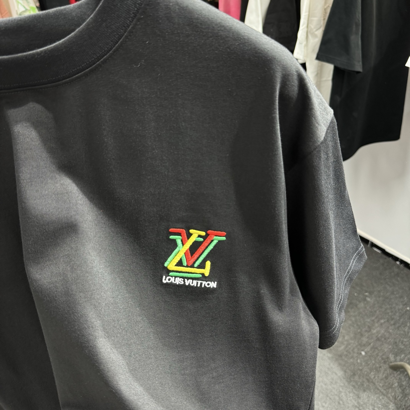 Louis Vuitton 26ss LV驴家 早春新款圆领短袖 采用270克纯棉面料 彩色锁链绣花工艺