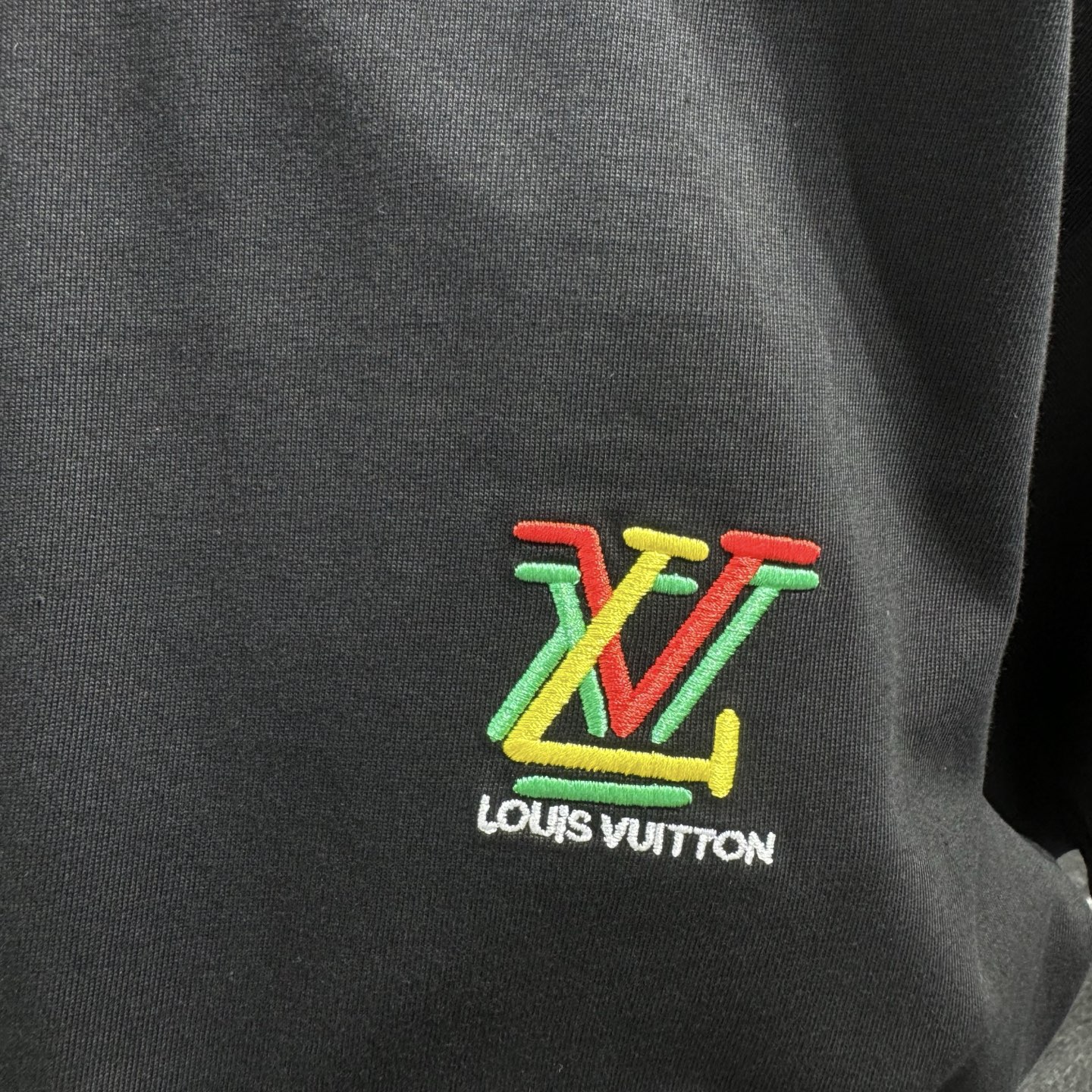 Louis Vuitton 26ss LV驴家 早春新款圆领短袖 采用270克纯棉面料 彩色锁链绣花工艺