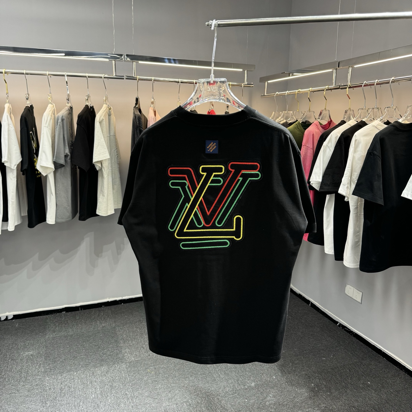 Louis Vuitton 26ss LV驴家 早春新款圆领短袖 采用270克纯棉面料 彩色锁链绣花工艺