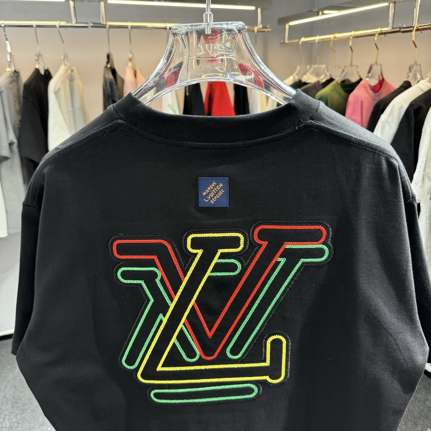 Louis Vuitton 26ss LV驴家 早春新款圆领短袖 采用270克纯棉面料 彩色锁链绣花工艺
