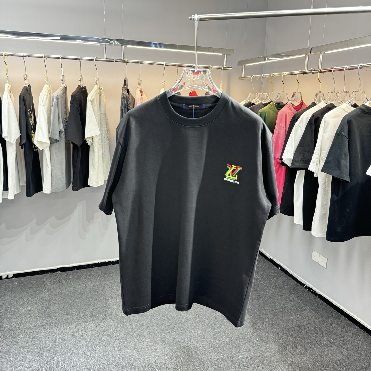 Louis Vuitton 26ss LV驴家 早春新款圆领短袖 采用270克纯棉面料 彩色锁链绣花工艺