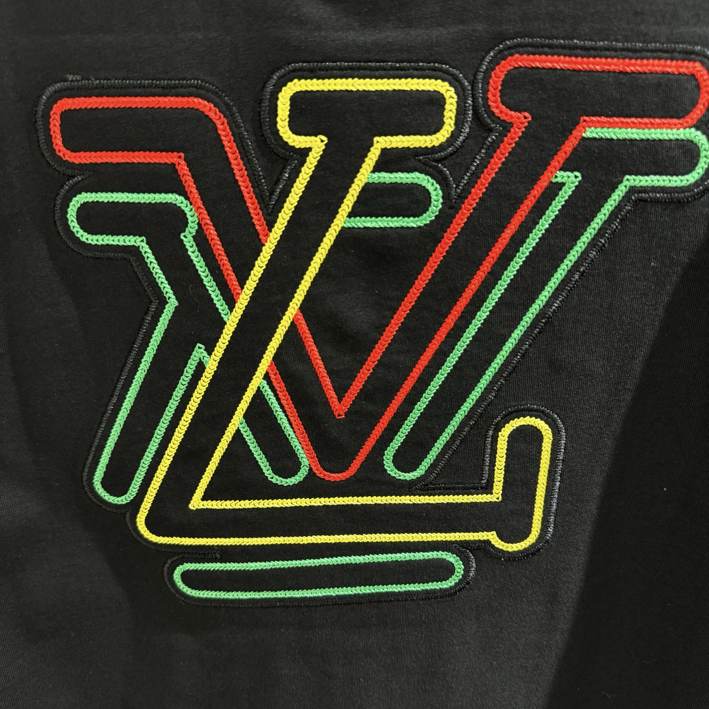 Louis Vuitton 26ss LV驴家 早春新款圆领短袖 采用270克纯棉面料 彩色锁链绣花工艺