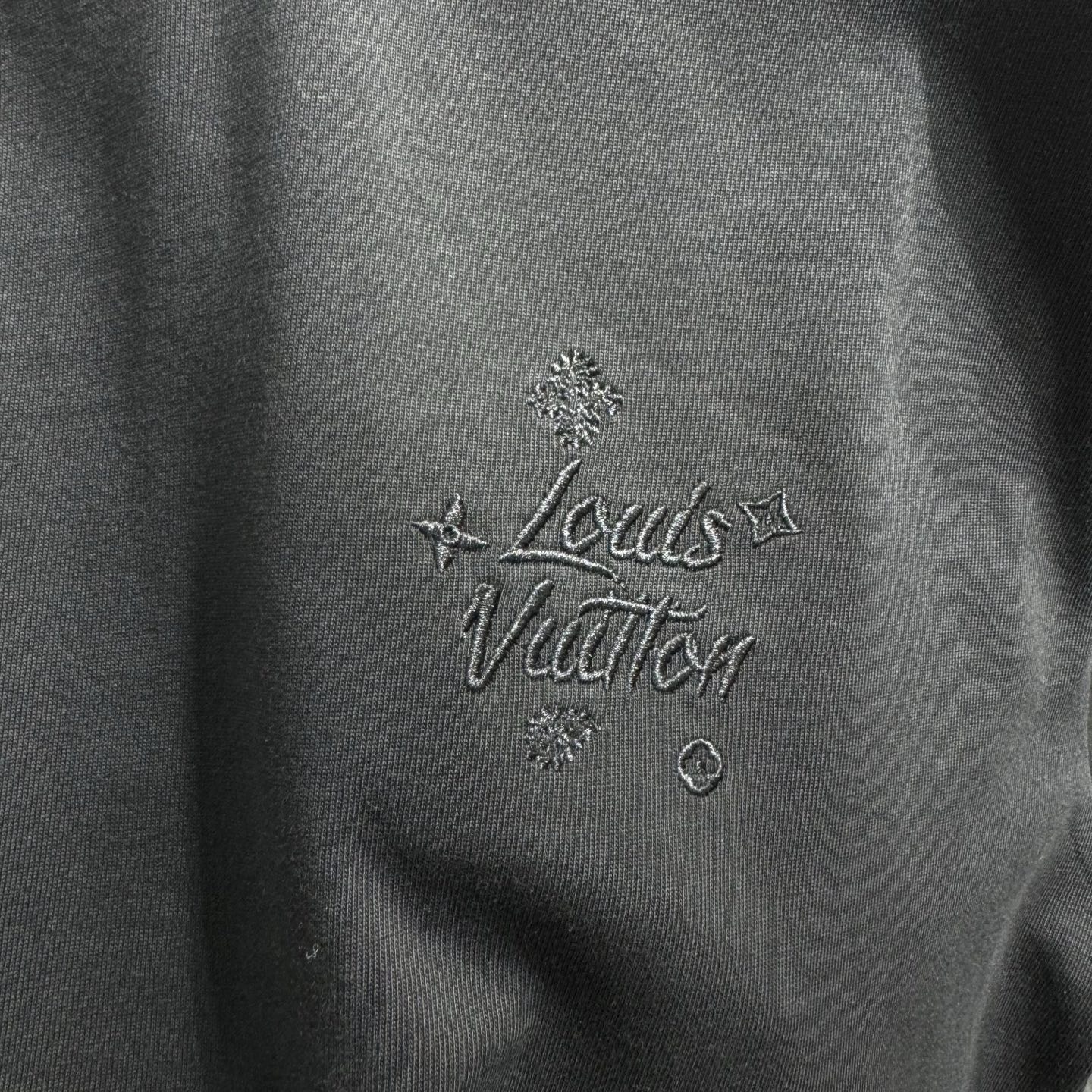 Louis Vuitton 26ss LV驴家 早春新款圆领短袖 采用270克纯棉面料 铁本布挨针刺绣 后幅车蓝色小章仔