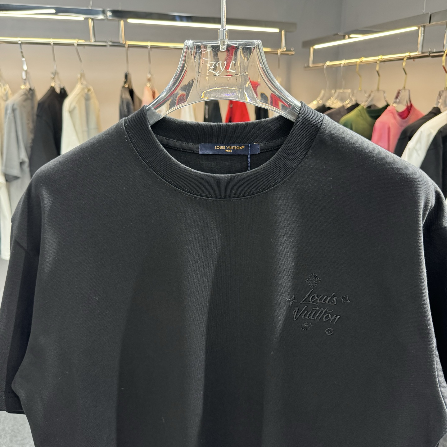 Louis Vuitton 26ss LV驴家 早春新款圆领短袖 采用270克纯棉面料 铁本布挨针刺绣 后幅车蓝色小章仔