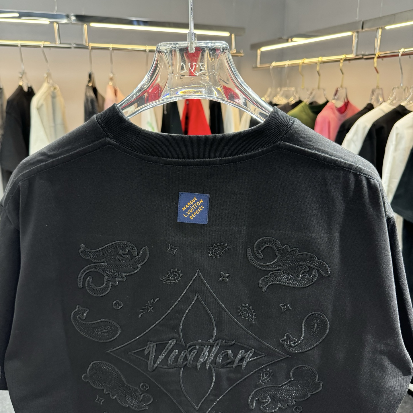 Louis Vuitton 26ss LV驴家 早春新款圆领短袖 采用270克纯棉面料 铁本布挨针刺绣 后幅车蓝色小章仔