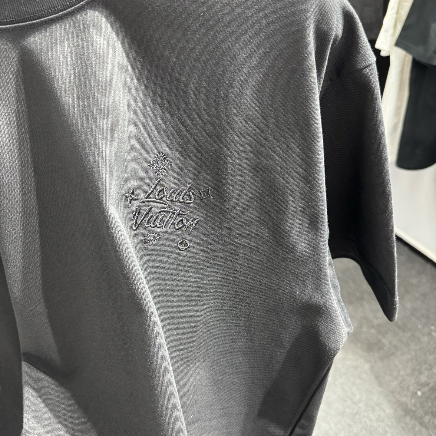 Louis Vuitton 26ss LV驴家 早春新款圆领短袖 采用270克纯棉面料 铁本布挨针刺绣 后幅车蓝色小章仔