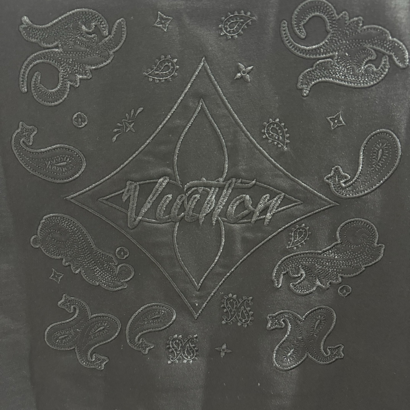 Louis Vuitton 26ss LV驴家 早春新款圆领短袖 采用270克纯棉面料 铁本布挨针刺绣 后幅车蓝色小章仔