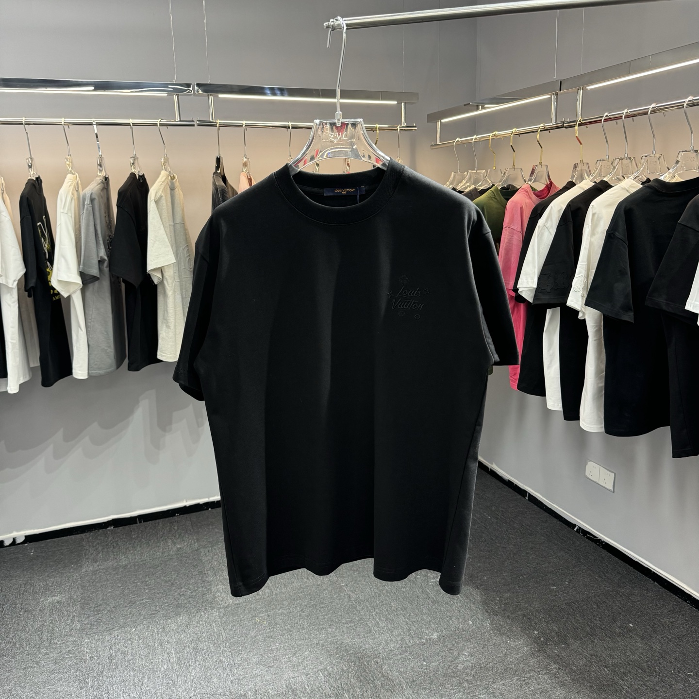 Louis Vuitton 26ss LV驴家 早春新款圆领短袖 采用270克纯棉面料 铁本布挨针刺绣 后幅车蓝色小章仔