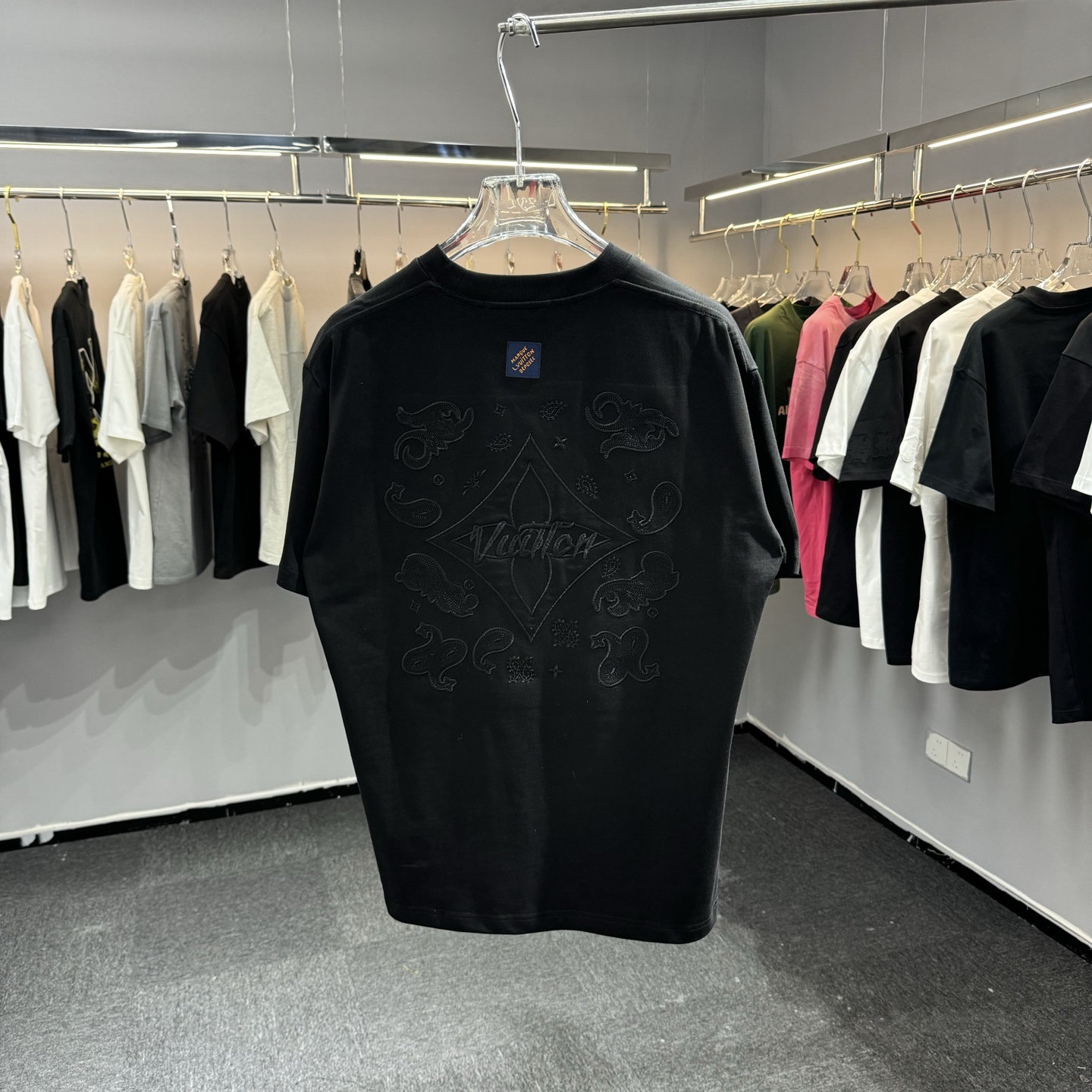 Louis Vuitton 26ss LV驴家 早春新款圆领短袖 采用270克纯棉面料 铁本布挨针刺绣 后幅车蓝色小章仔