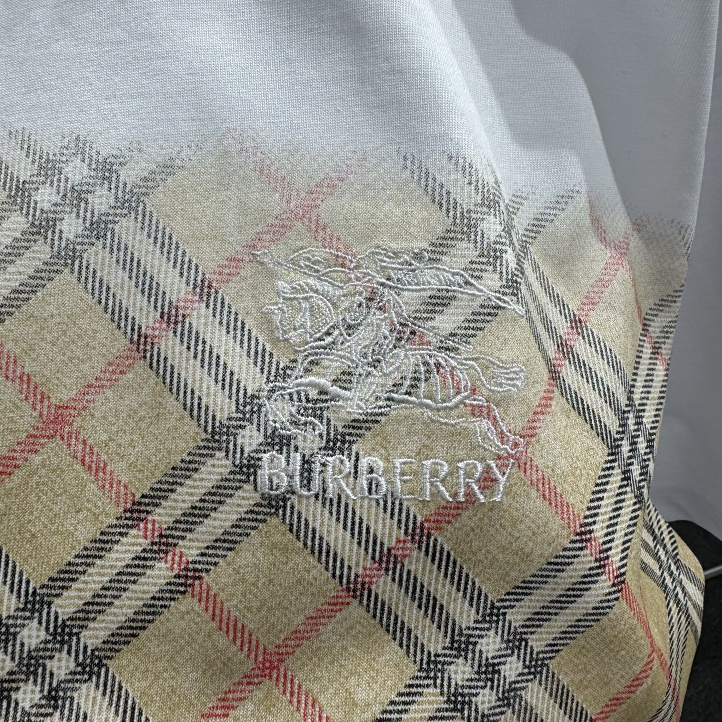 Burberry 26ss BBR巴宝莉 早春新款圆领短袖 采用270克纯棉面料 彩拔印花 战马刺绣