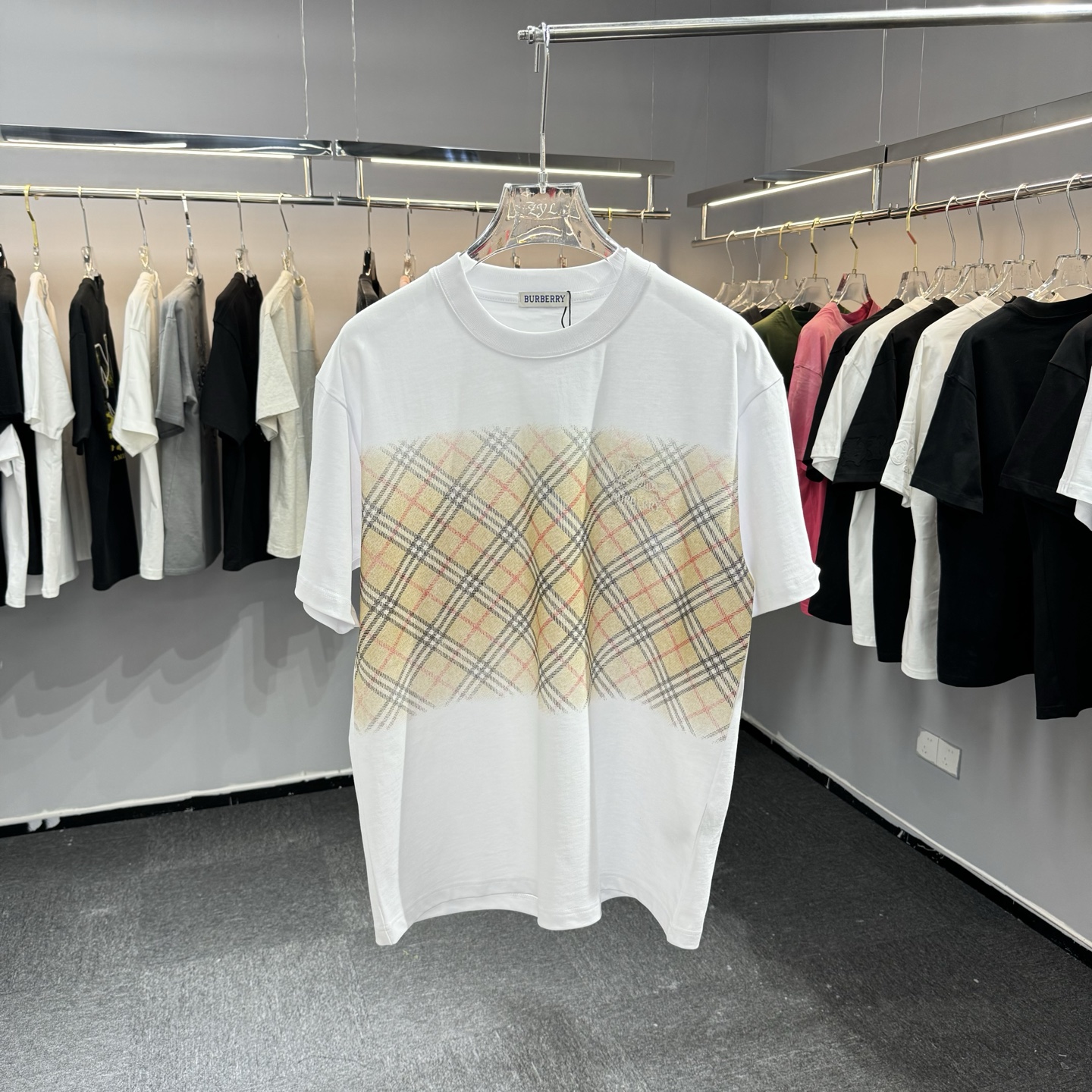 Burberry 26ss BBR巴宝莉 早春新款圆领短袖 采用270克纯棉面料 彩拔印花 战马刺绣