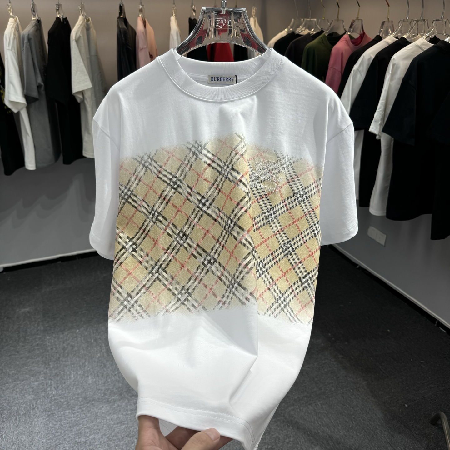 Burberry 26ss BBR巴宝莉 早春新款圆领短袖 采用270克纯棉面料 彩拔印花 战马刺绣