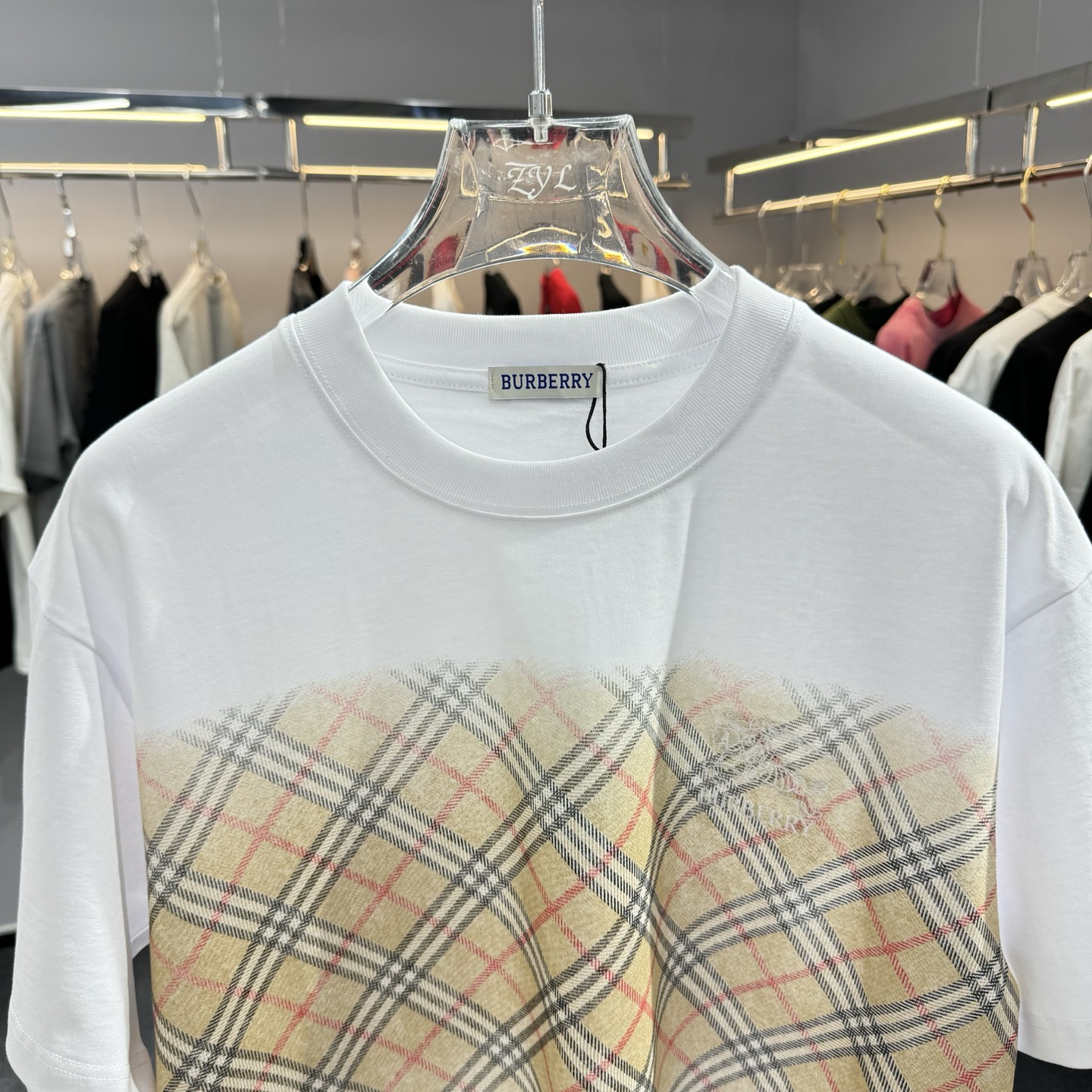 Burberry 26ss BBR巴宝莉 早春新款圆领短袖 采用270克纯棉面料 彩拔印花 战马刺绣