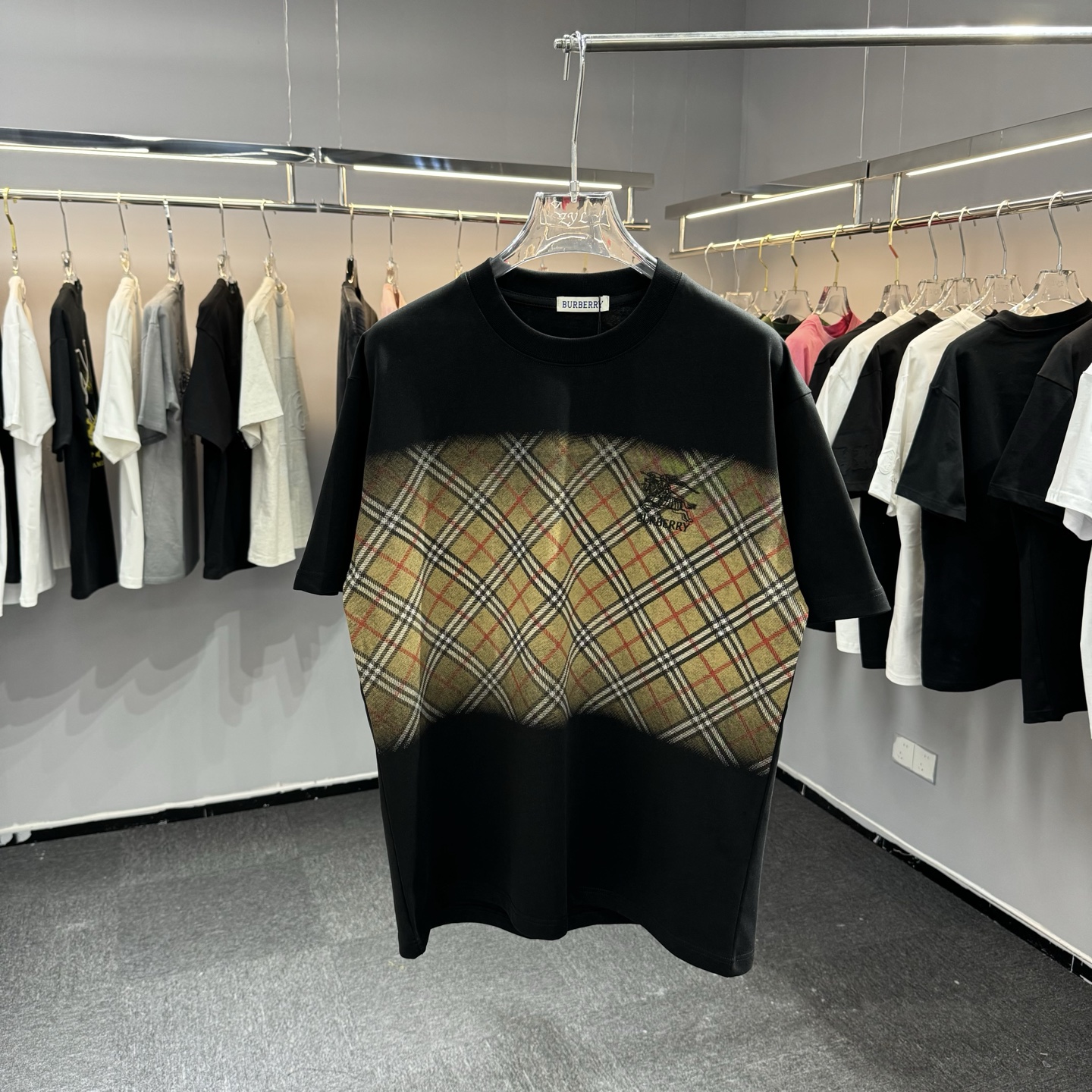 Burberry 26ss BBR巴宝莉 早春新款圆领短袖 采用270克纯棉面料 彩拔印花 战马刺绣