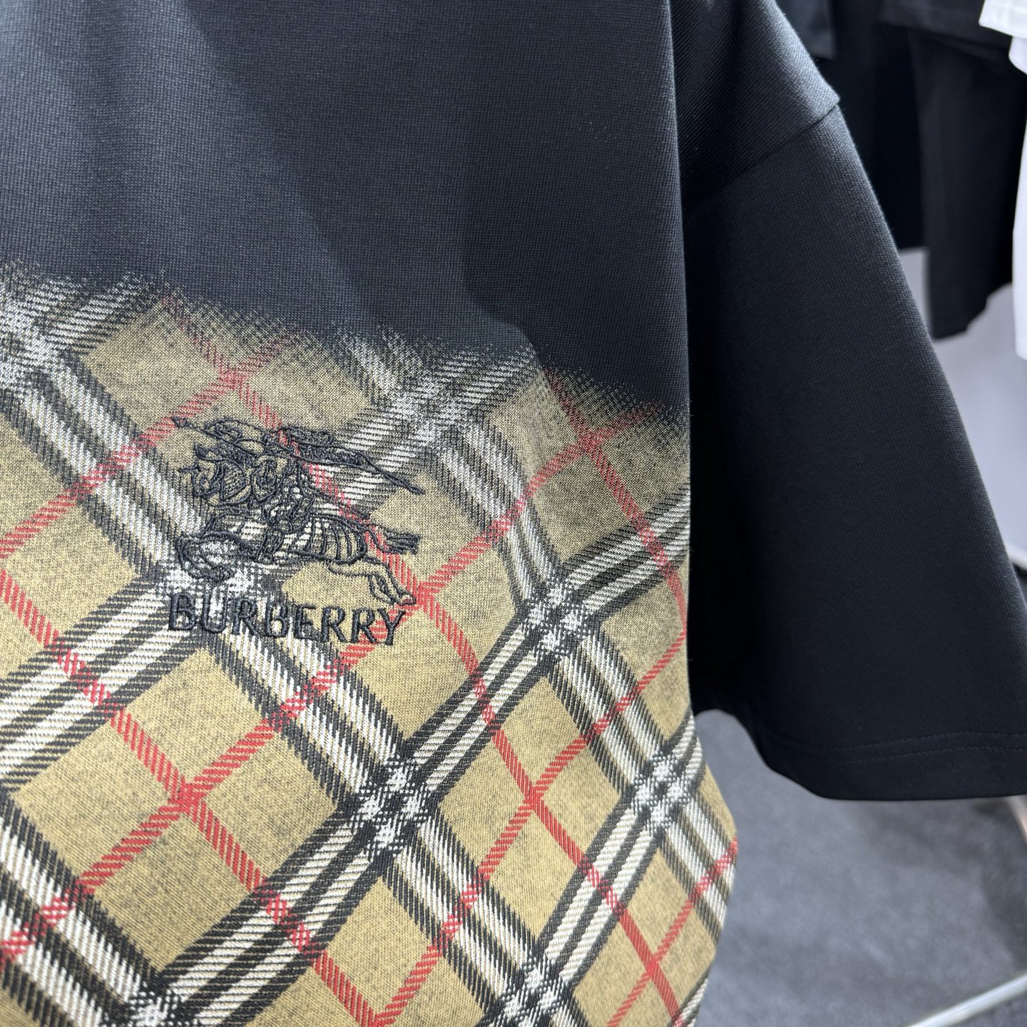 Burberry 26ss BBR巴宝莉 早春新款圆领短袖 采用270克纯棉面料 彩拔印花 战马刺绣