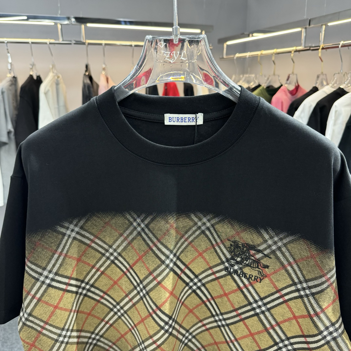 Burberry 26ss BBR巴宝莉 早春新款圆领短袖 采用270克纯棉面料 彩拔印花 战马刺绣
