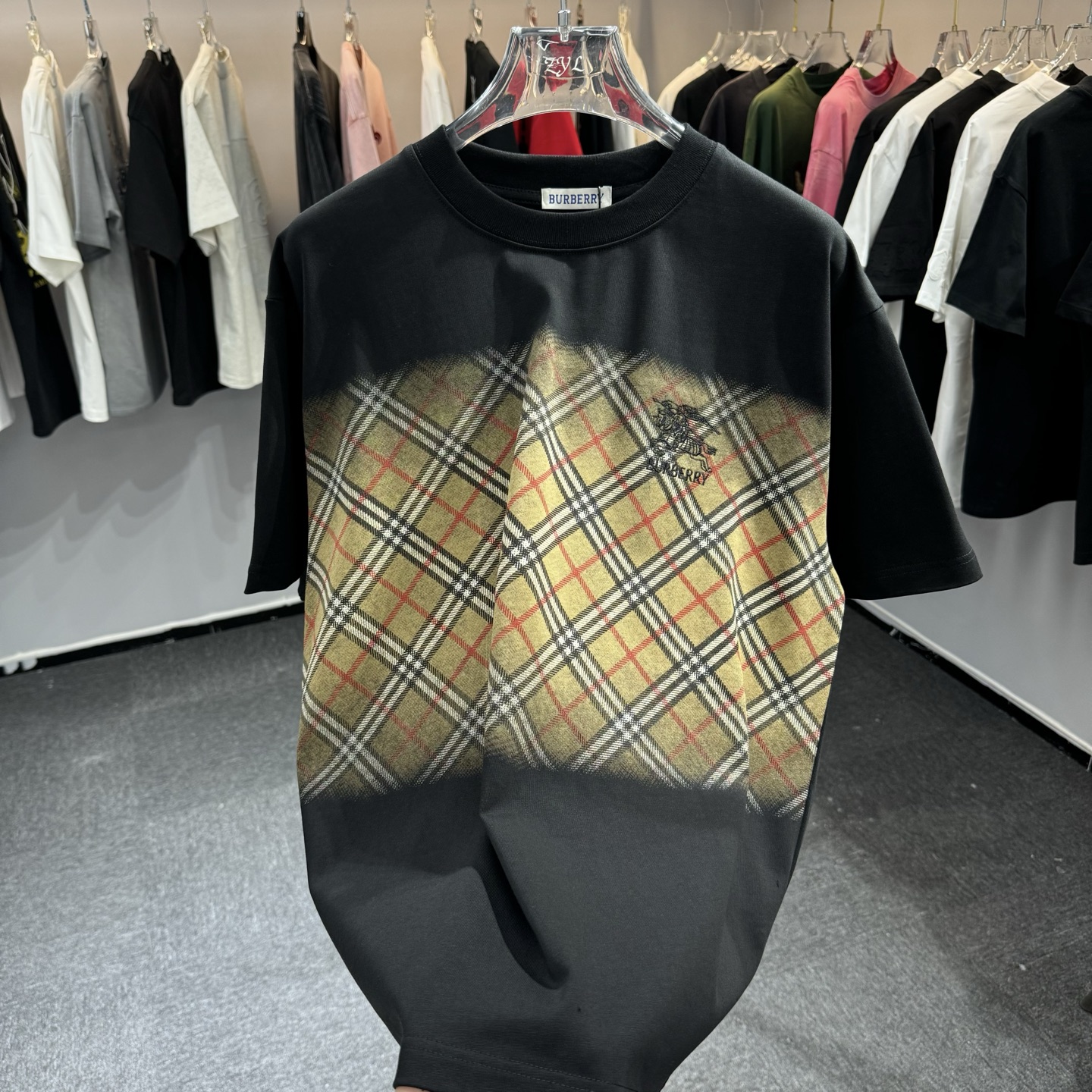 Burberry 26ss BBR巴宝莉 早春新款圆领短袖 采用270克纯棉面料 彩拔印花 战马刺绣