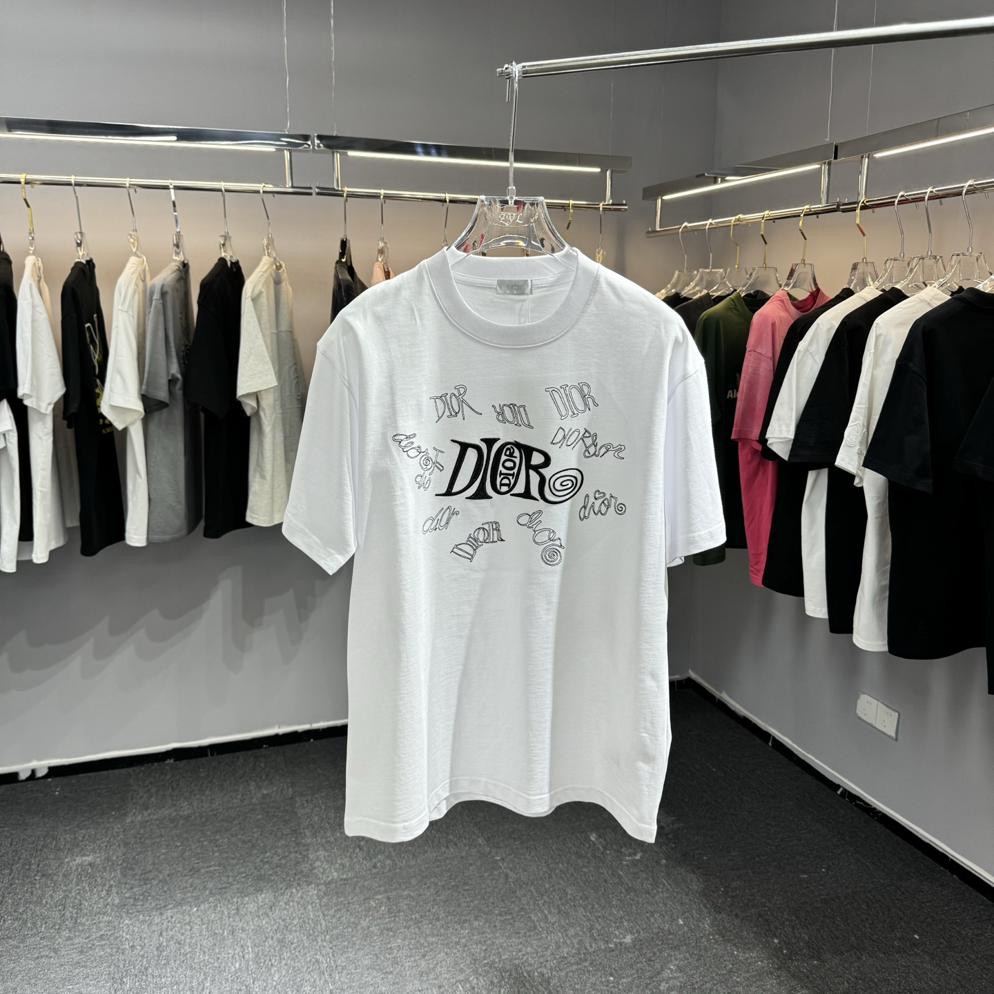 Dior 26ss Dior迪奥 早春新款圆领短袖 采用270克纯棉面料 立体英文字母绣花