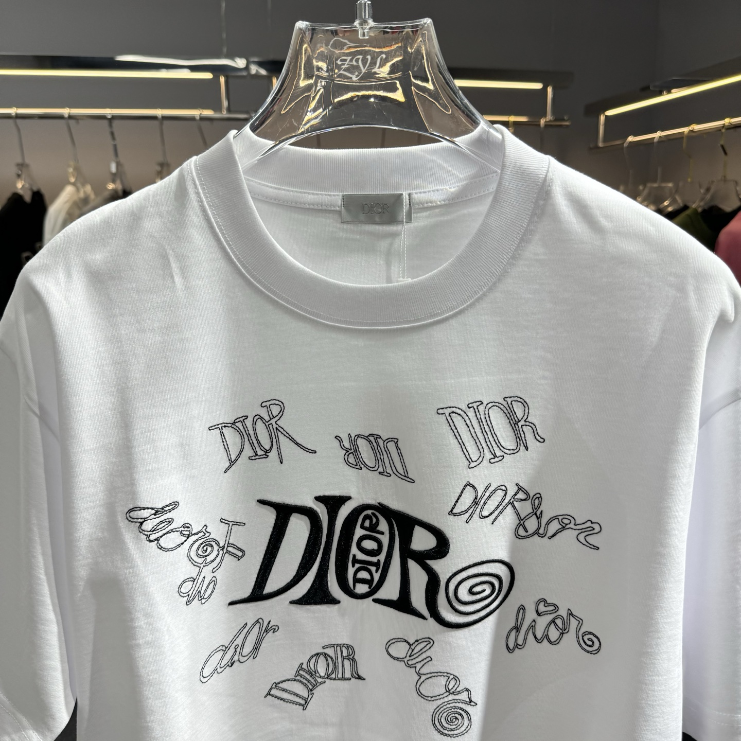 Dior 26ss Dior迪奥 早春新款圆领短袖 采用270克纯棉面料 立体英文字母绣花