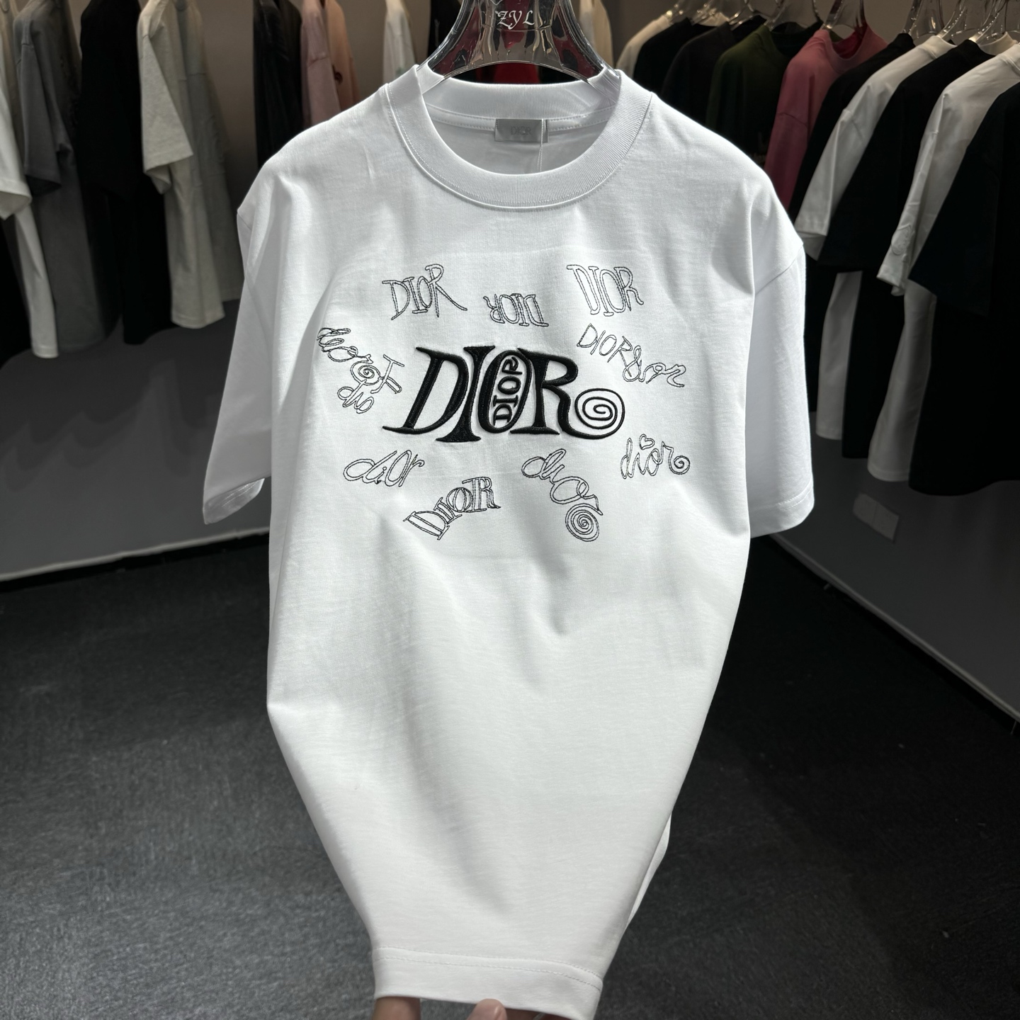 Dior 26ss Dior迪奥 早春新款圆领短袖 采用270克纯棉面料 立体英文字母绣花