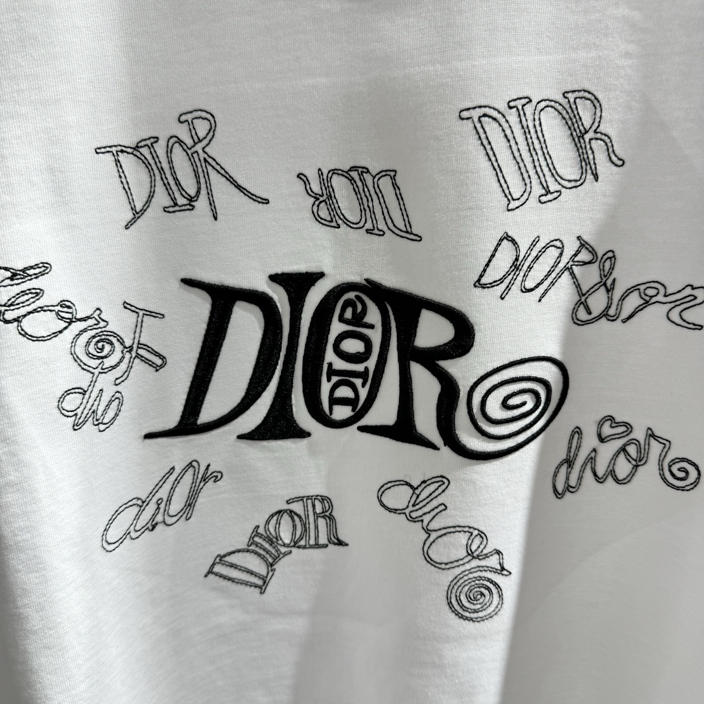 Dior 26ss Dior迪奥 早春新款圆领短袖 采用270克纯棉面料 立体英文字母绣花
