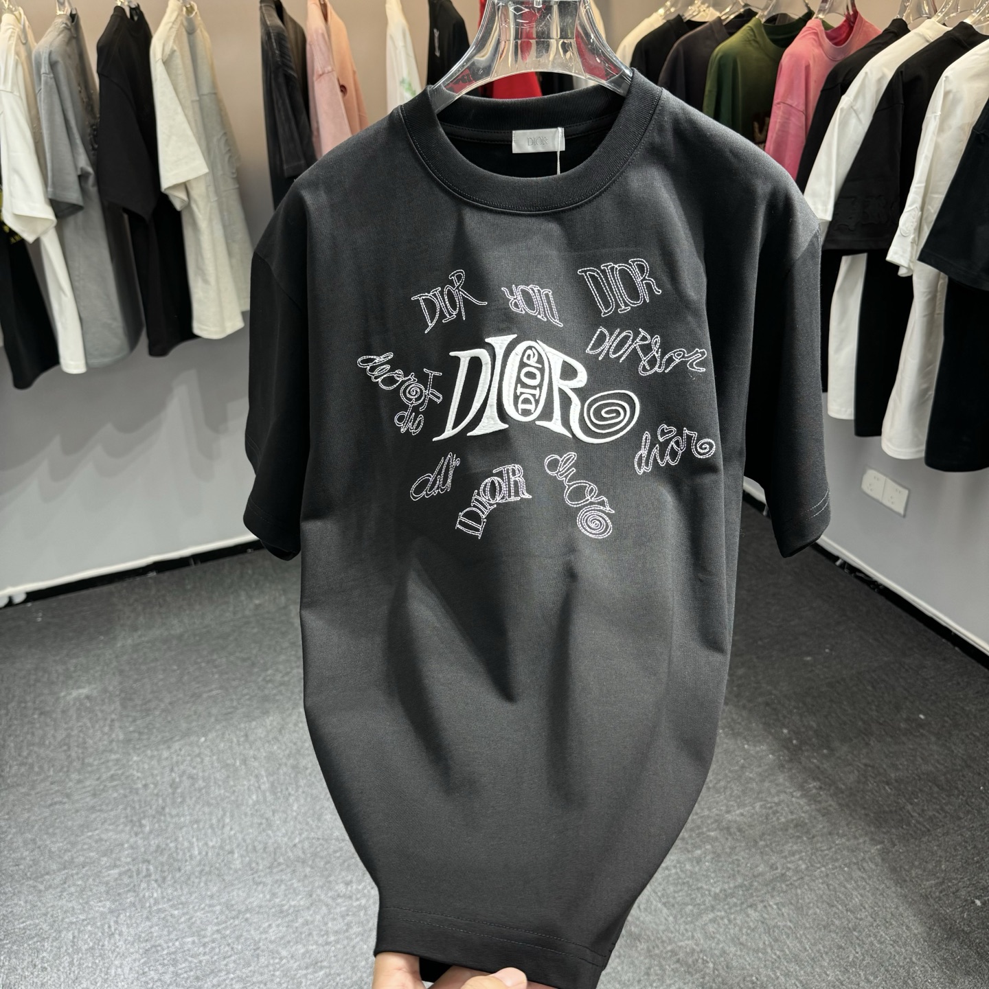 Dior 26ss Dior迪奥 早春新款圆领短袖 采用270克纯棉面料 立体英文字母绣花