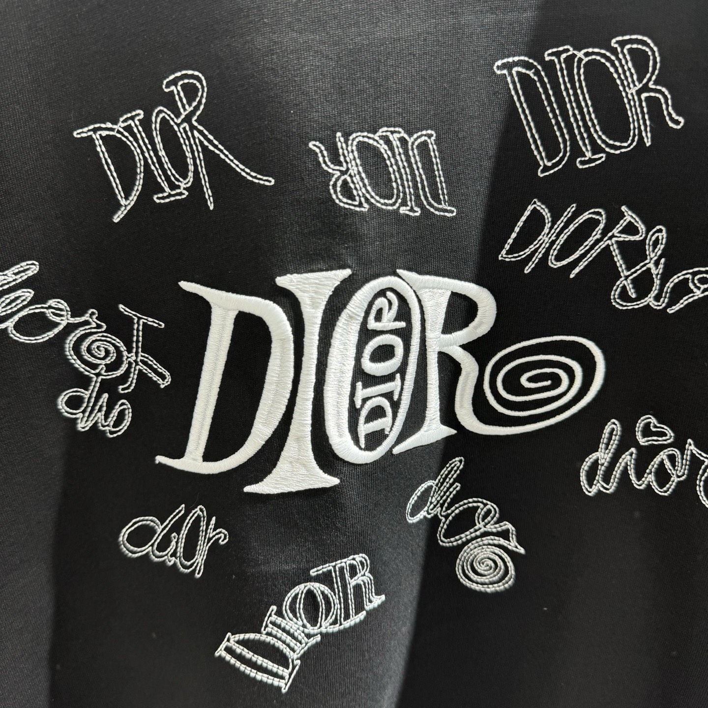 Dior 26ss Dior迪奥 早春新款圆领短袖 采用270克纯棉面料 立体英文字母绣花