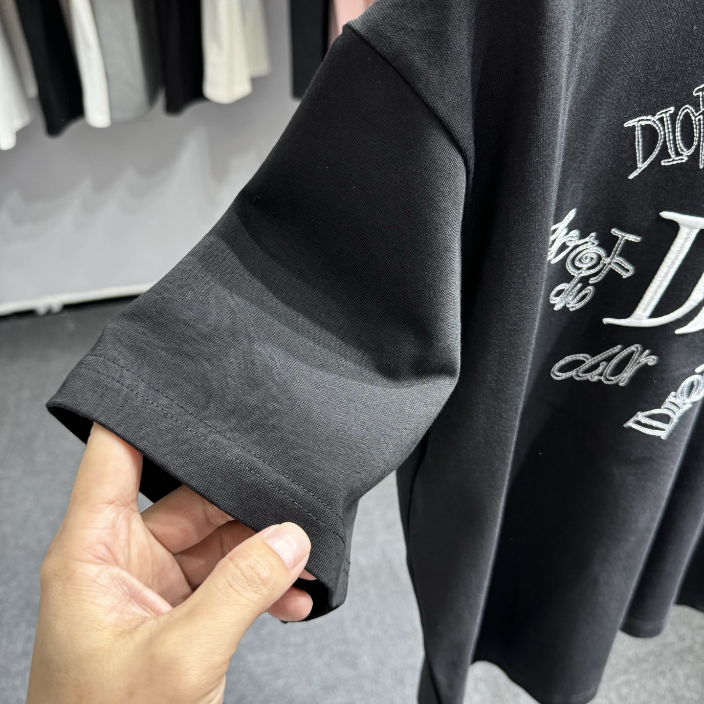 Dior 26ss Dior迪奥 早春新款圆领短袖 采用270克纯棉面料 立体英文字母绣花