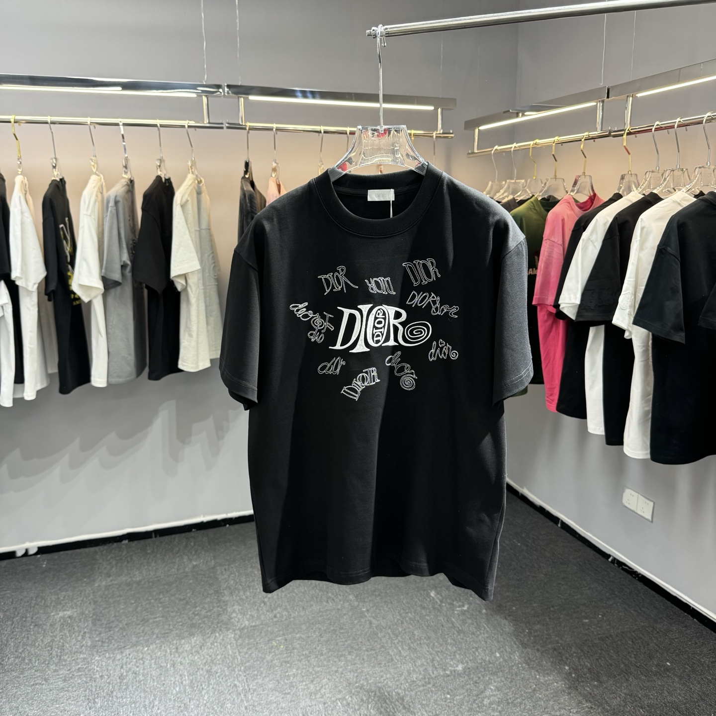Dior 26ss Dior迪奥 早春新款圆领短袖 采用270克纯棉面料 立体英文字母绣花