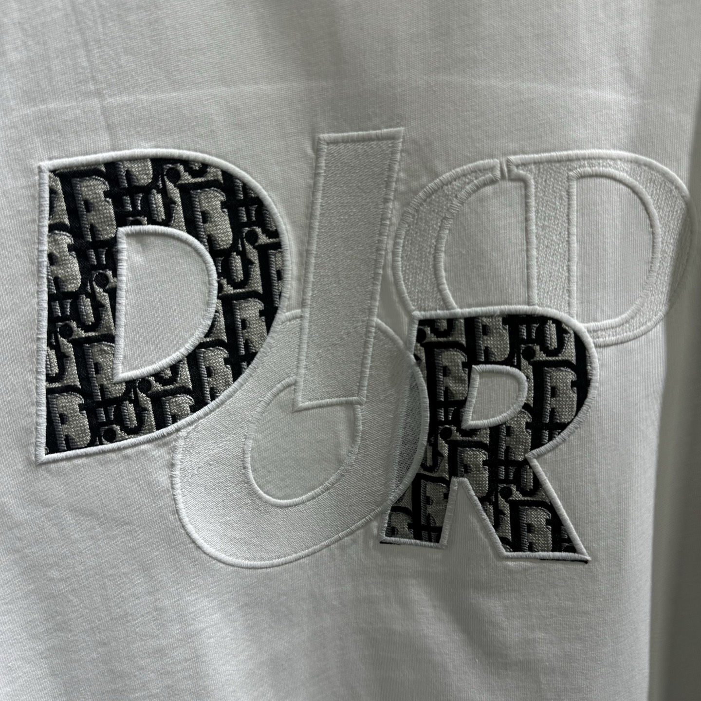 Dior Dior 迪奥2026ss早春新款圆领短袖 270克双纱纯棉面料 重工刺绣贴布提花牛仔面料 细节满满