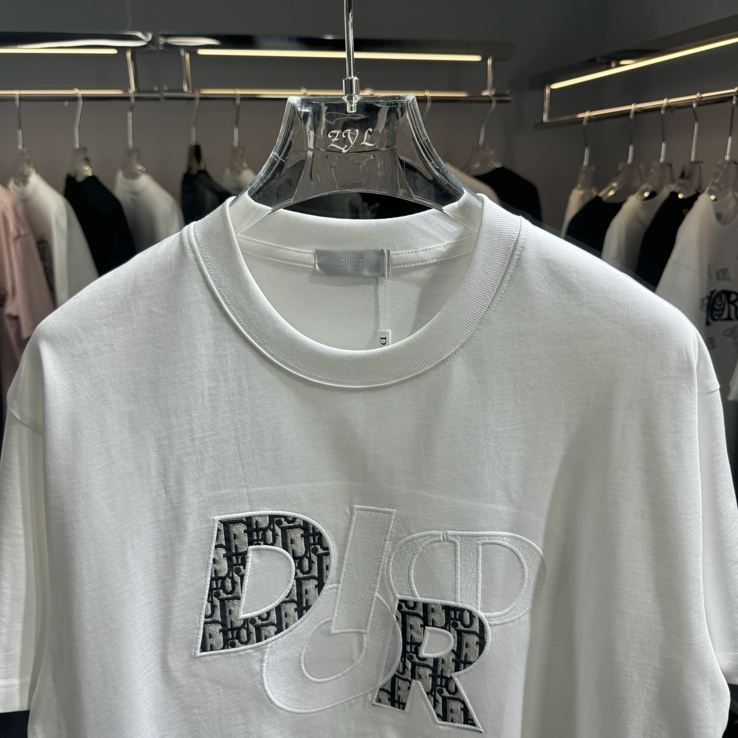 Dior Dior 迪奥2026ss早春新款圆领短袖 270克双纱纯棉面料 重工刺绣贴布提花牛仔面料 细节满满